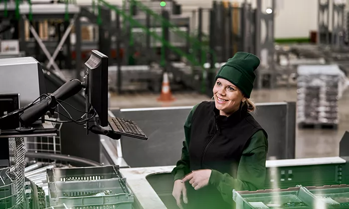 A Dagab warehouse worker in front of a computer 